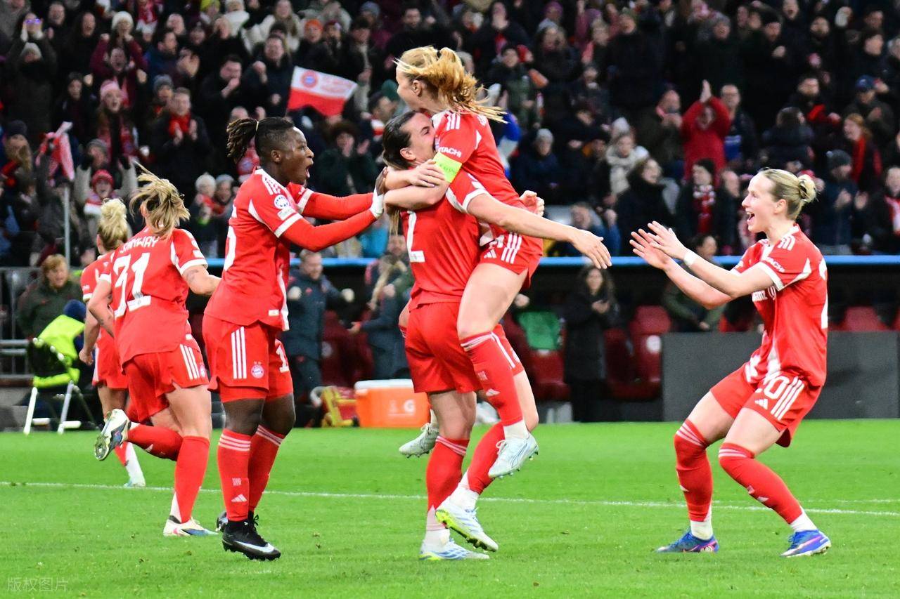 女足欧冠半决赛首回合:10人拜仁女足1-1逼平巴萨女足，克特救主